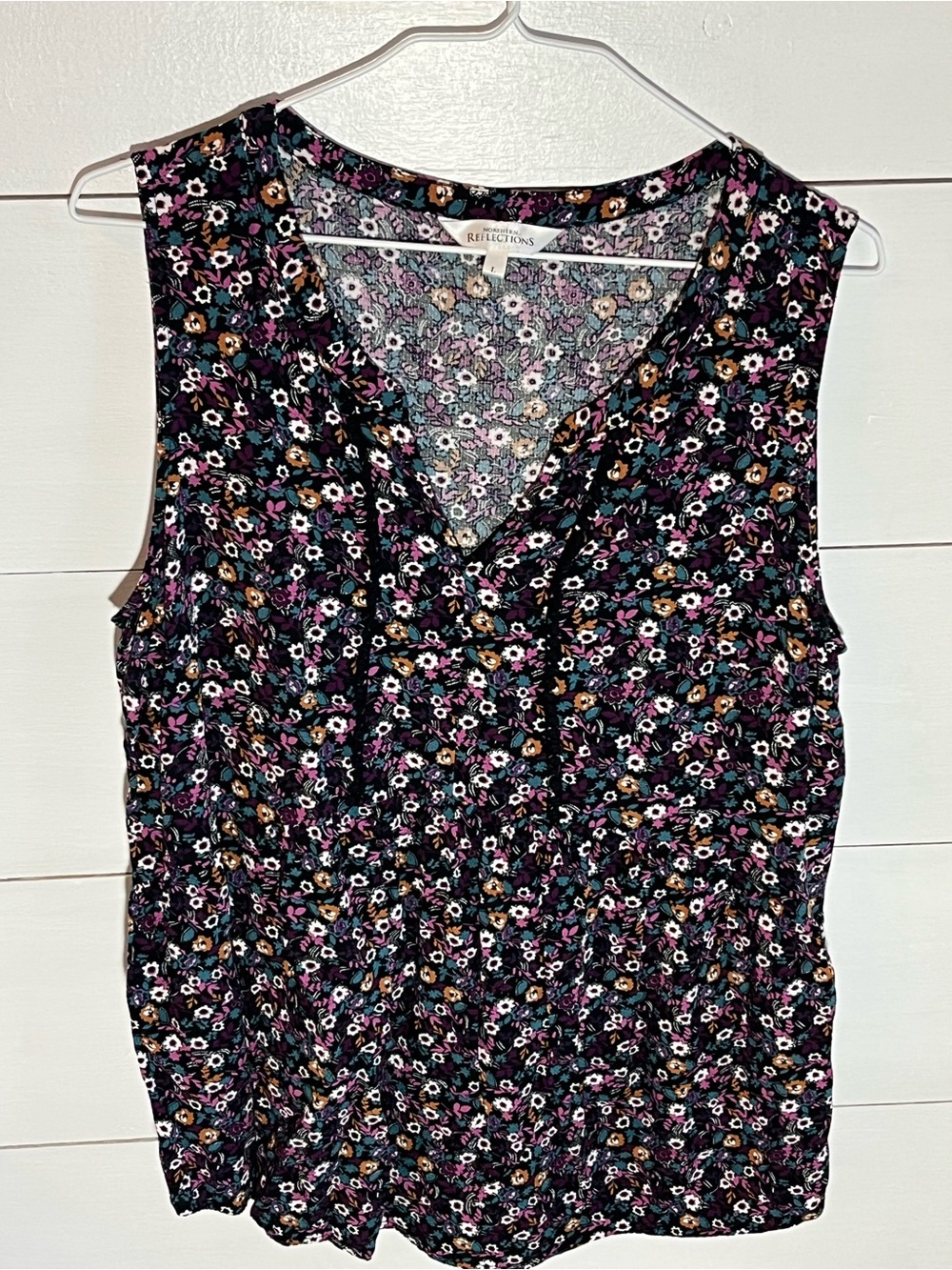 Northern Reflections Women's Black Floral V-Neck Sleeveless Top